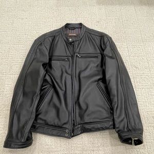 Daniel Men’s black XL leather winter jacket.  Light worn